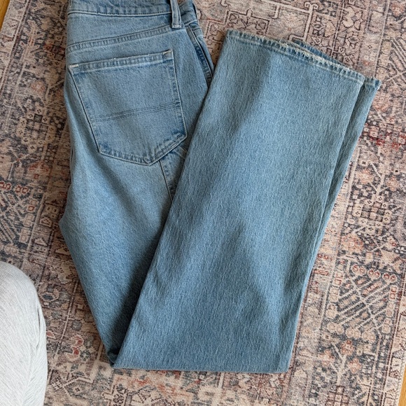 Abercrombie & Fitch Ultra 90’s High Rise Relaxed Jean with Carpenter Details - Picture 7 of 8